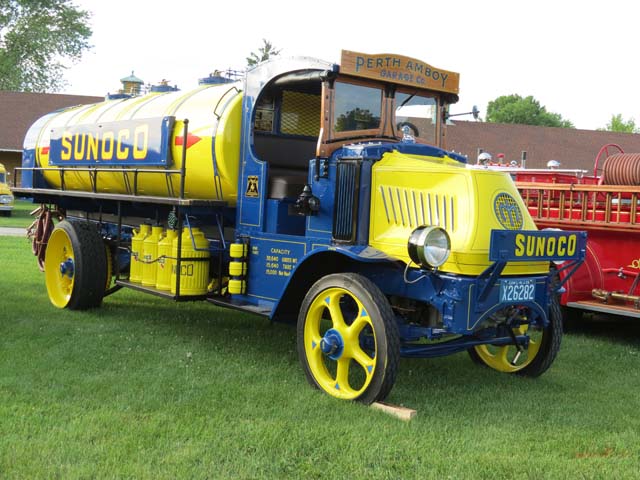 El Mack AC fue el modelo que dio al fabricante su fama de indestructible, la primera versión ofrecía 77 CV.